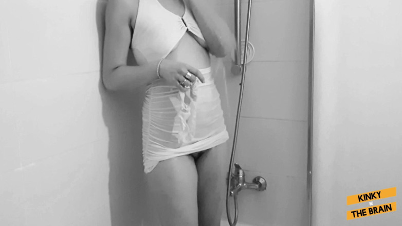 Kinky N the Brain: Piccolo vestito bianco bagnato