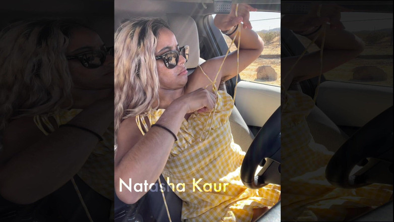 Natasha Kaur: Борючись з моїми бретельками в сукні