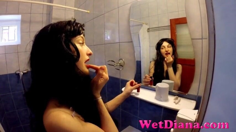 Wet Diana: Oblékání se a močení obrovských trysek ve sprše