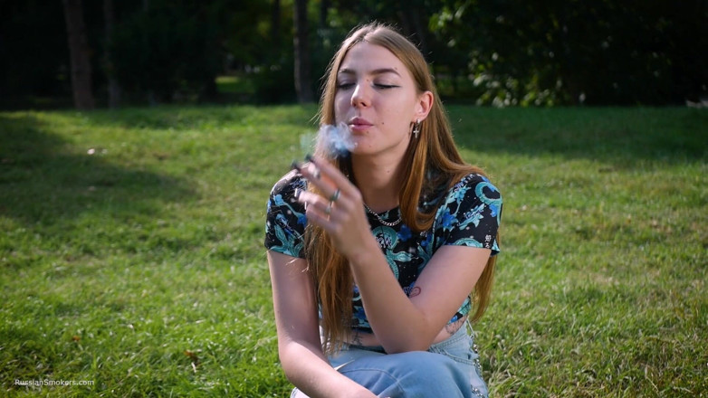 Russian Smokers: Verleidelijke Russische schoonheid rokend sigaret studio-vibes