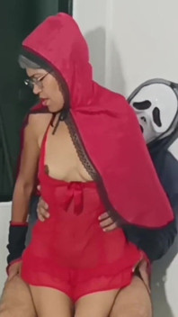 Futând mama vitregă a Scufiței Roșii de Halloween