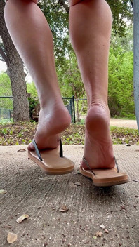 I piedi provocanti all'aperto di lila hotwife: Parte 2 - Ti piacciono le mie suole e i suoni infradito?