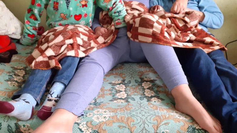 Lesbian-illusion: 내 여친의 의붓 여동생이 내 세 명이 TV 시리즈를 보는 동안 나를 따먹어
