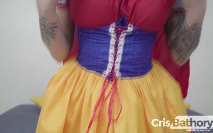 Cris Bathory: Snow white si cewek hot bertato dientot habis-habisan