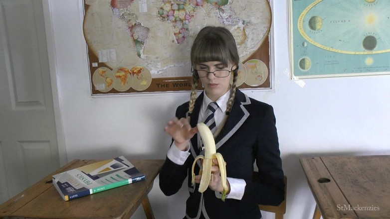 St Mackenzie's Archive: Melissa zjada dużego banana w klasie