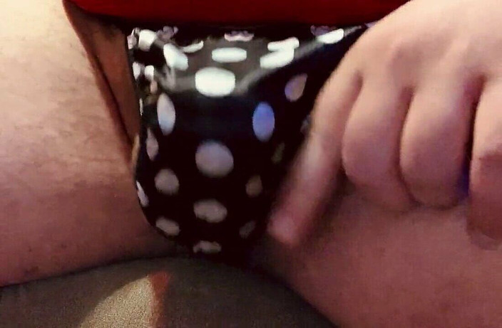 Thongsnpanties: Punčocháče mrdka v černých saténových tangách