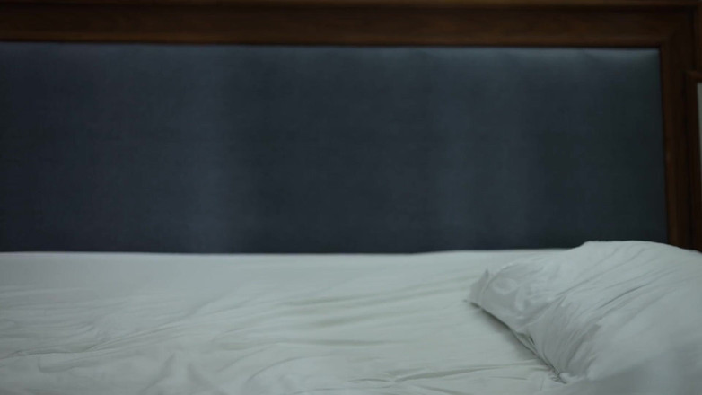 FlirtynDirty: 뚱뚱한 자지로 평균 높이의 남자와 섹스하는 키가 큰 소녀