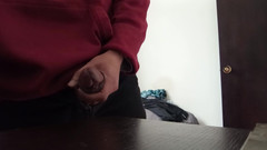 Un Loquito Mas: Aku lagi asik ngusap kontolku di atas meja