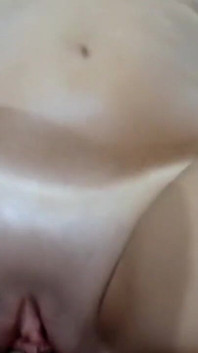 Riesiges abspritzen auf den arsch der gebräunten MILf