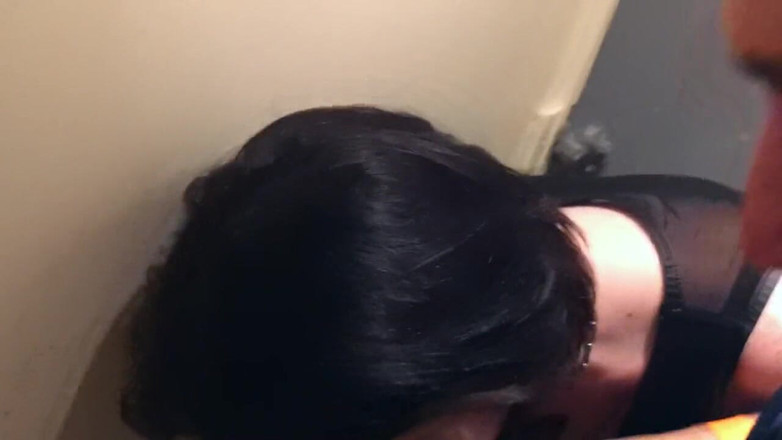 Glamour: 我在俱乐部公共厕所吮吸一个男人的鸡巴，并在家被干菊花