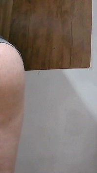 Mayaa vai te ensinar como sentar em um pau sem suas pernas doerem