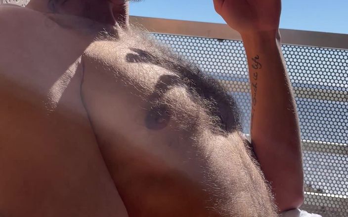 Hairyverspig: Masturbare la balcon
