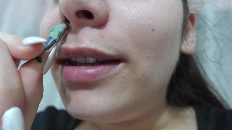 AmayaMori: 我的巨人继妹把娇小继兄弟放在她的鼻子里作为惩罚，并和他一起玩