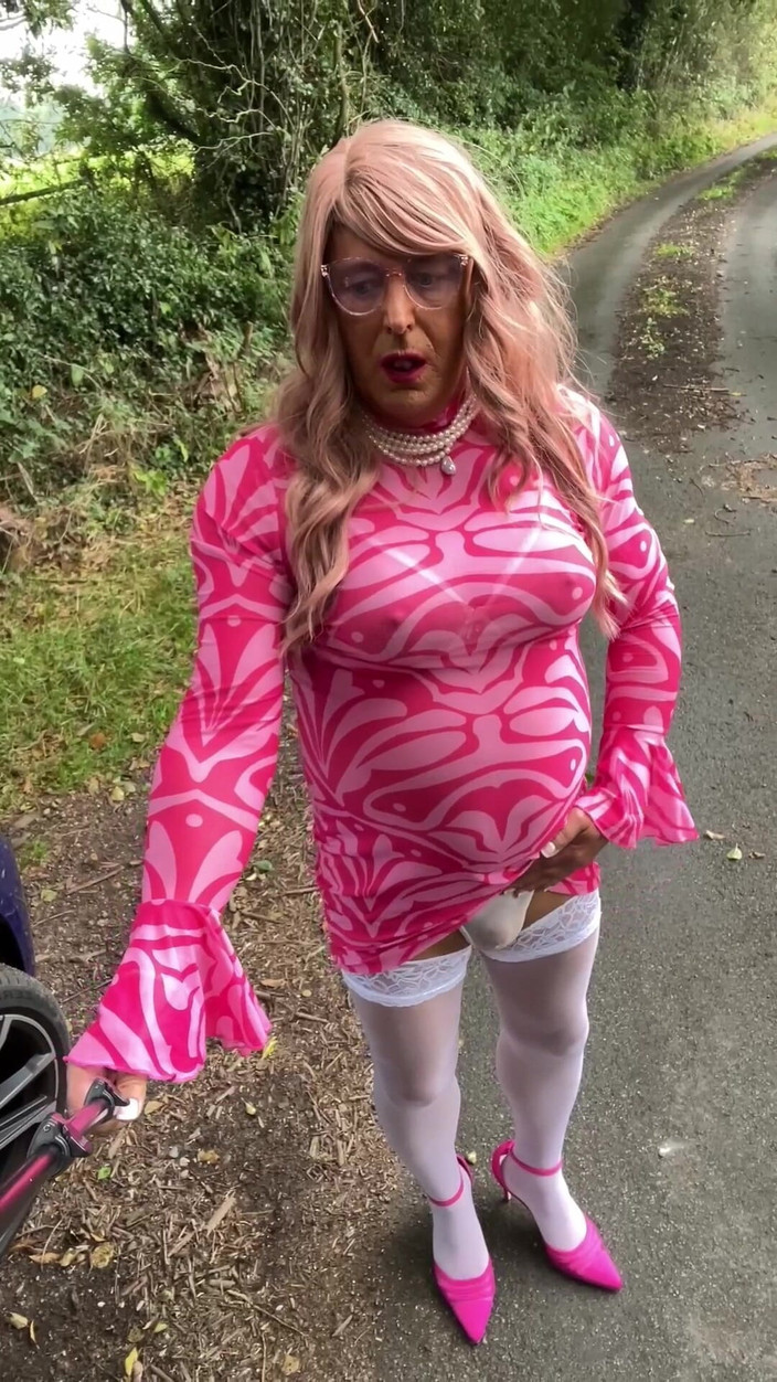 Kellycd2022: Sexy Crossdresser Kellycd2022 Fora para um Afternoon Drive em meias...