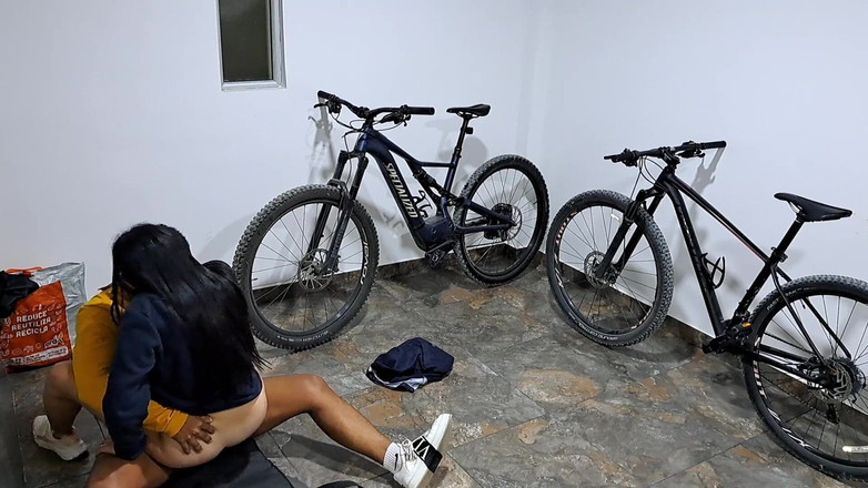 Duvan: Saya mengongkek jiran seksi saya di garaj saya semasa suaminya...