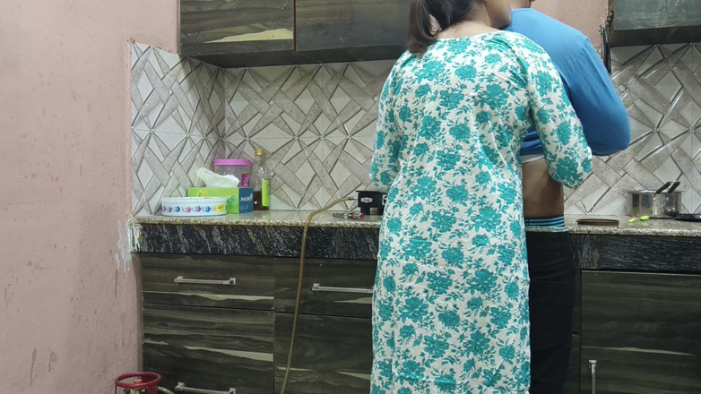 Hornycouple149: Frumoasă mamă vitregă indiană pizdă și cur futută tare de fiul...