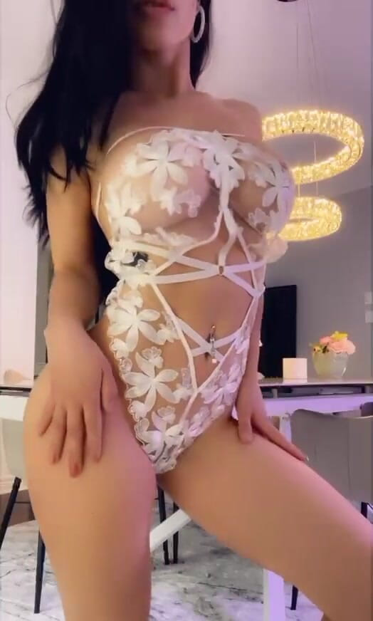 Miss Lexa: O tatlı sallıyor