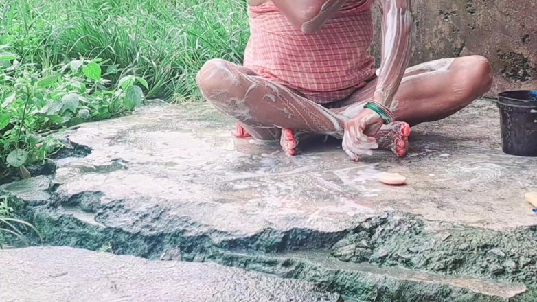 Trilokinath: Desi Bhabhi freshng na świeżym powietrzu rano