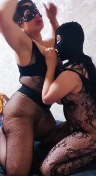 Üvey anne üvey kızına lezbiyen seks yapmayı öğretiyor