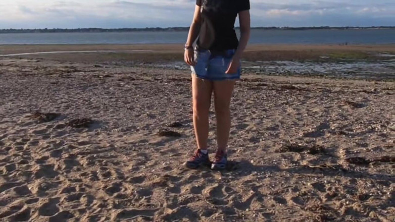 PussyGalorious: Spogliarello sulla spiaggia pubblica