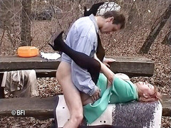 Nasty matures and dirty grannies club: Babička má sex v lese
