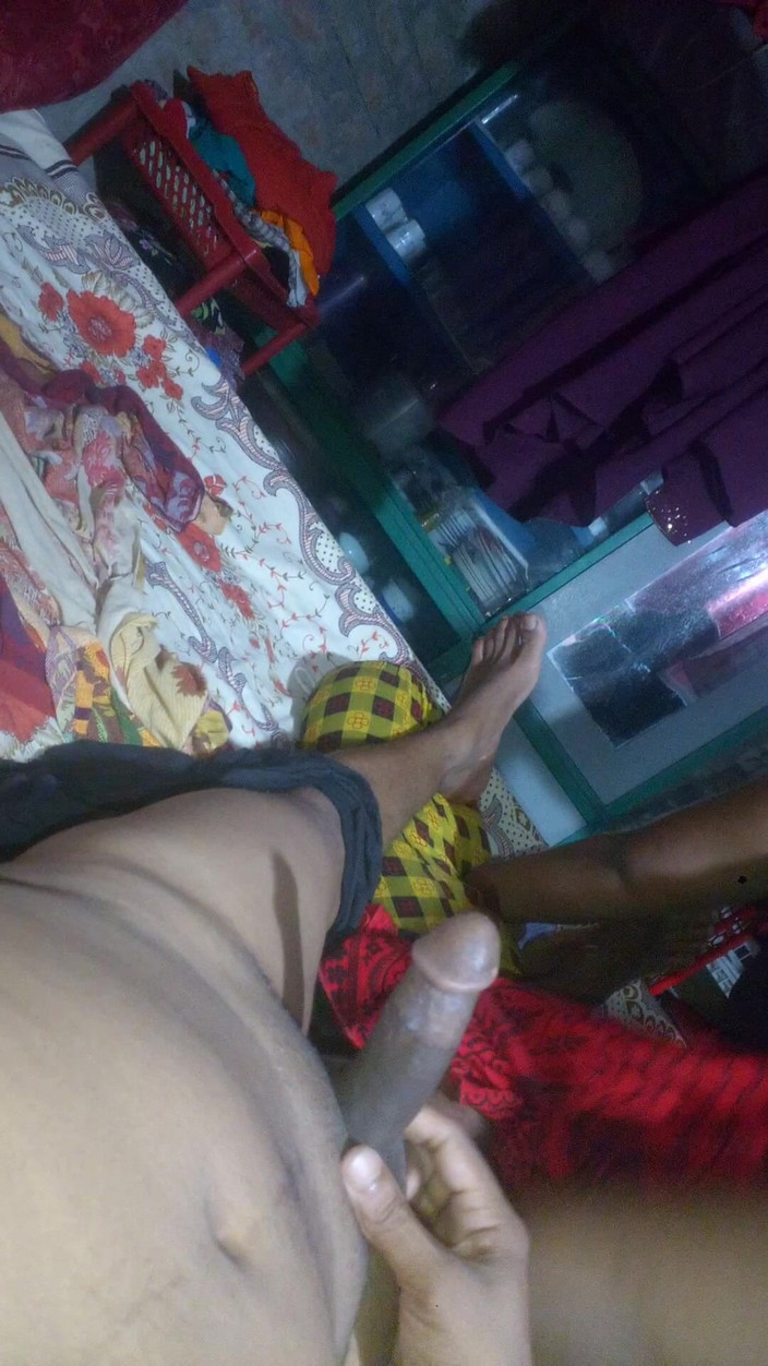 Sadia vabi: Un jeune demi-frère baise sa vieille demi-sœur