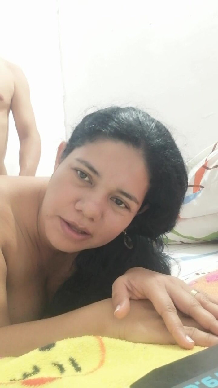 Valkyrie and Luigy Couple: 私のスラットガールフレンドは、私の睾丸、ディープスロート、激しいアナルセックスを、素人のサブミッシブ・スイカートのように吸うのが大好きです