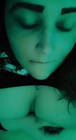 Nikki Danzig: Gordinha molhada e necessitada