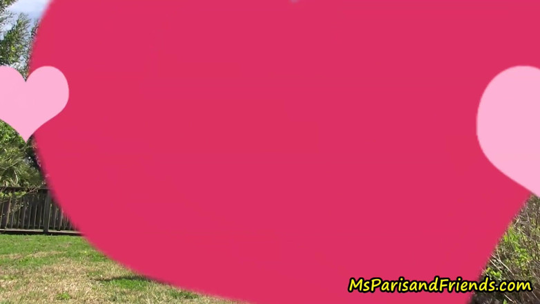 Ms Paris and Friends: Palam punggung dan seluar dalam di taman