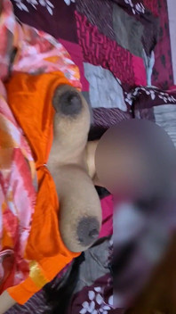 Hintli teyze sreejaa sulu göğüsler sari turuncu bluzda sert bakış açısıyla zıplıyor