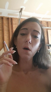 Sigara içen seksi orta yaşlı seksi kadın sahibe