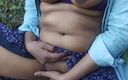 Radha Krishna: Buitenshuis indisch meisje masturbeert in een bos