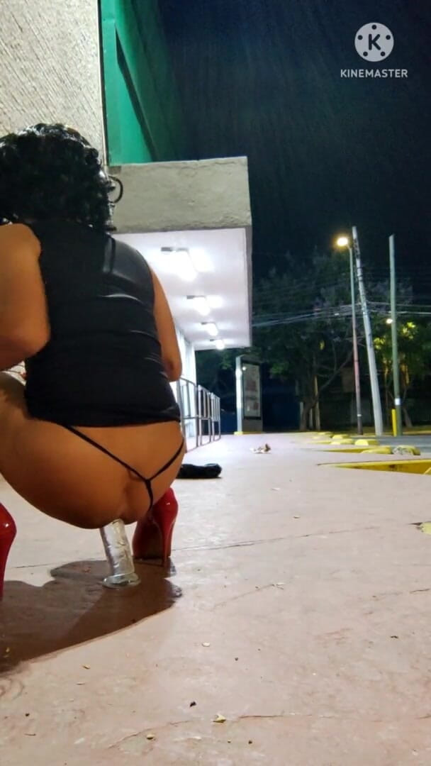 Traviezisha: Tesuda maricas brincando com o vibrador transparente no estacionamento do...