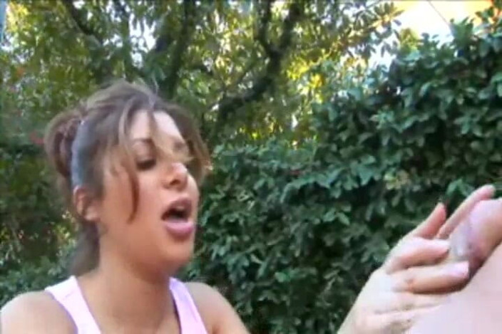 Handjob Cafe: Sativa rose ngocok kontol di lapangan tenis