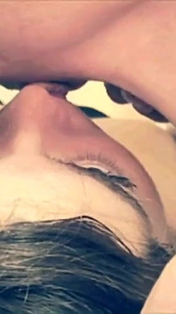 Tante seksi ini lagi asik muasin memeknya pakai dildo ukuran raksasa