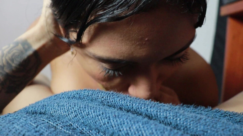 Jamesxd1010: Minha meia-irmã entra no meu quarto para ver a vizinha,...