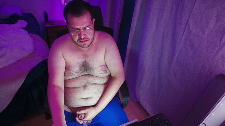 cloudComputa: 干净的同性恋熊在桌面上吸烟云，而我则在家工作-1