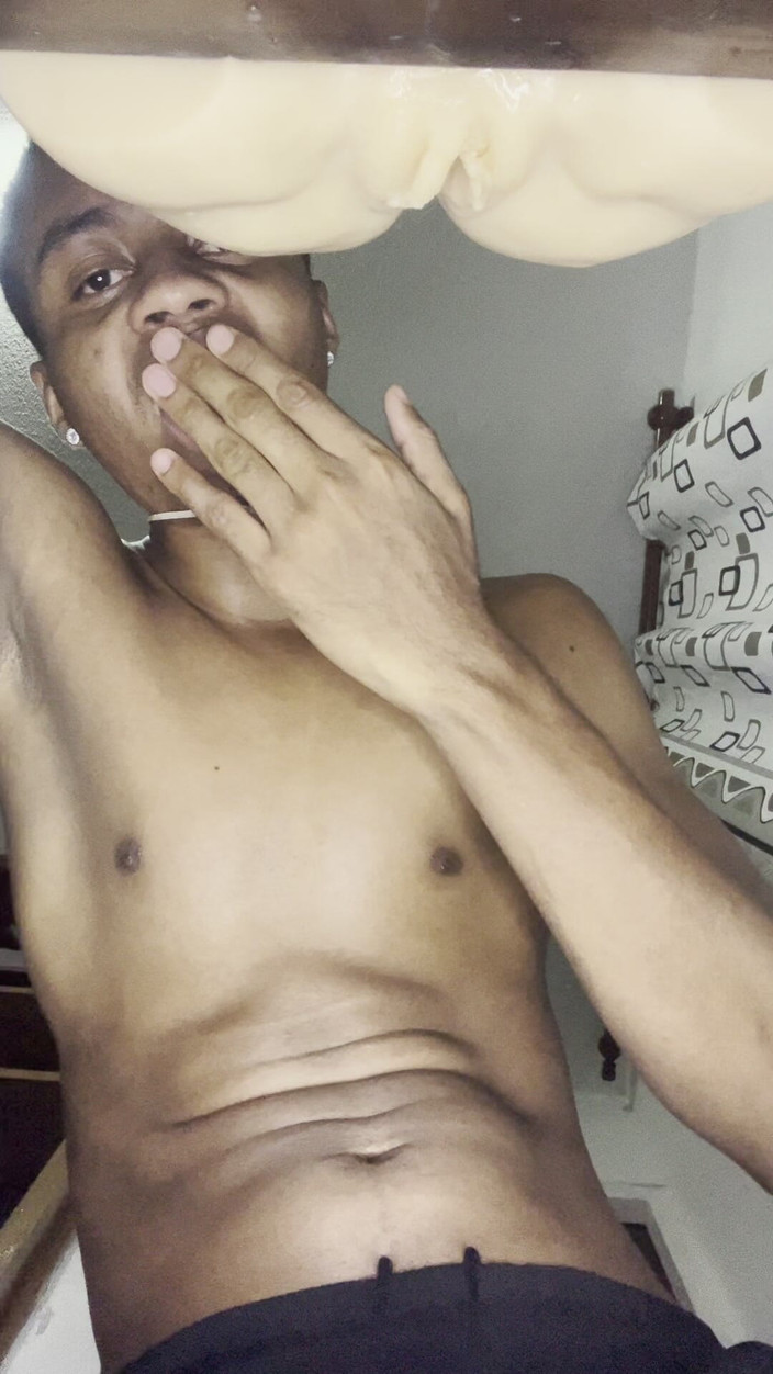 Black-2001: 이 플래쉬라이트를 하는 방식으로 엉덩이와 질을 빨고 싶어