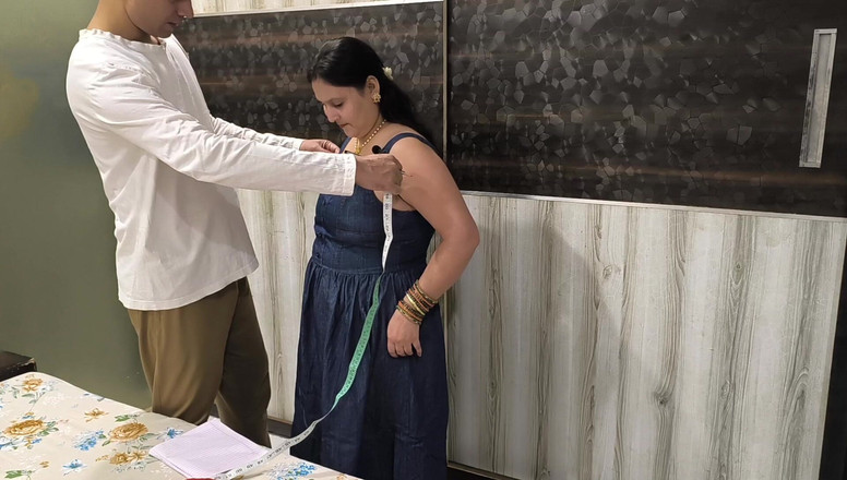 Desi chudai hub: Puja bhabhi与缝制礼服的裁缝做爱，免费