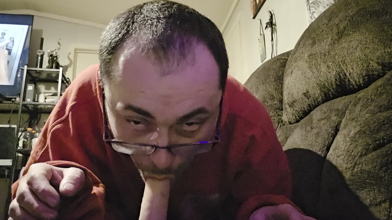 Little Donovan: Я отсасываю свой дилдо