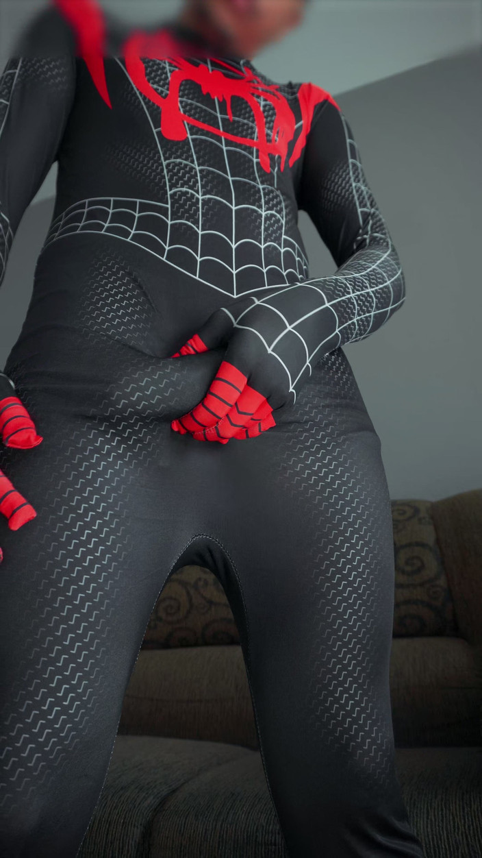 That nerdp: Miles Morales Spider-Man cosplay, masturbuje się i dochodzi bardzo gorąco –...