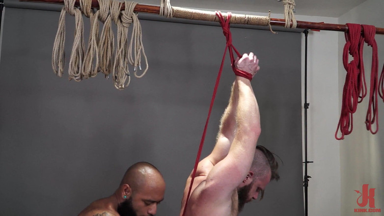 Kinky Bites Gay: Bonded Leo Forte ve Brian Bonds