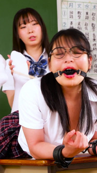Nohy zlobivky Tsugumi potrestány Yui Nonami