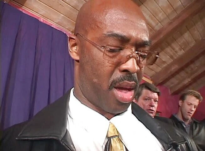 Cryptostudios: Blonďatá teenagerka saje zakrslého ptáka, který vstoupil do jejího domu