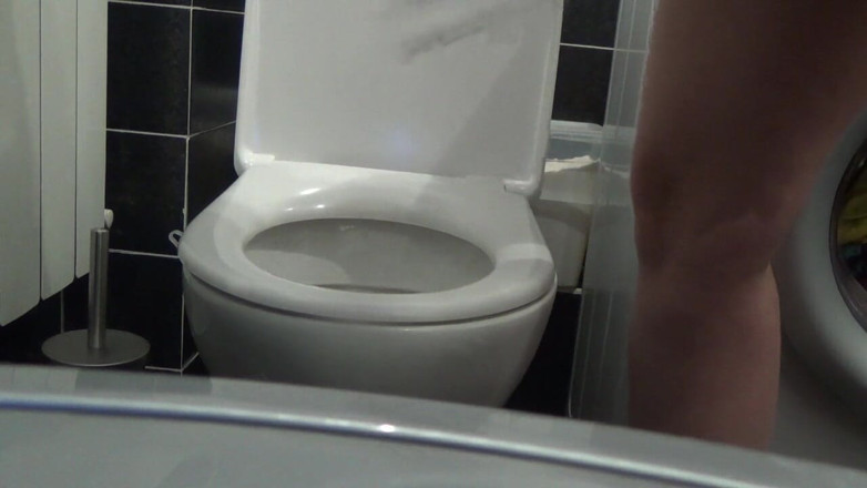 Sexy Milf: Huge Kate solo pissing!
