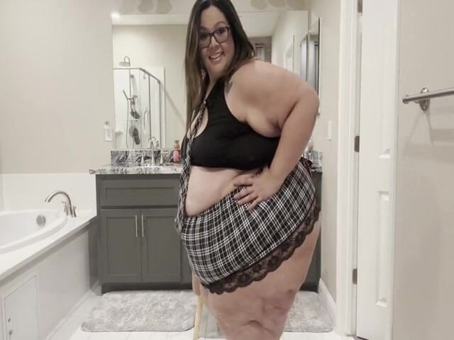 Plump Paradise: Montel Syurga: Main peranan kostum mengusik (sd)