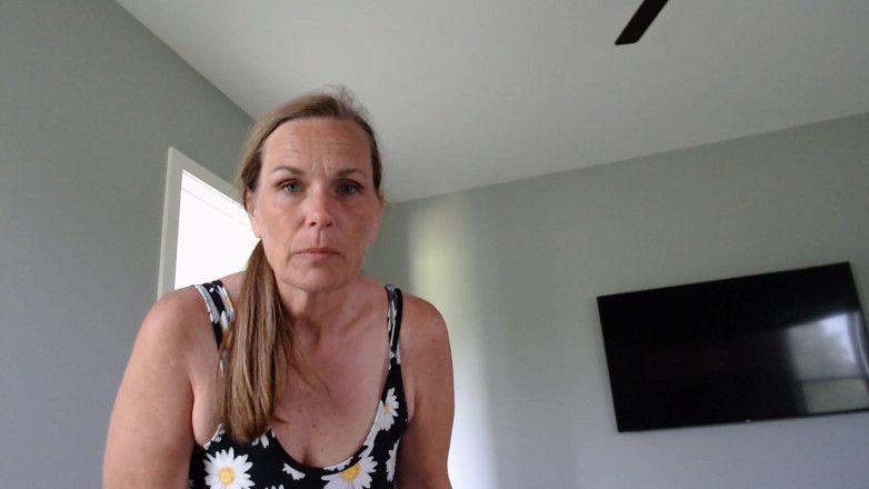 KimitheMilfMommy: Сексуальна мамка з натуральним ділдо в твоєму обличчі