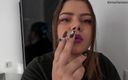 Your fantasy studio: Nahaufnahme Rauchen mit lila lippenstift