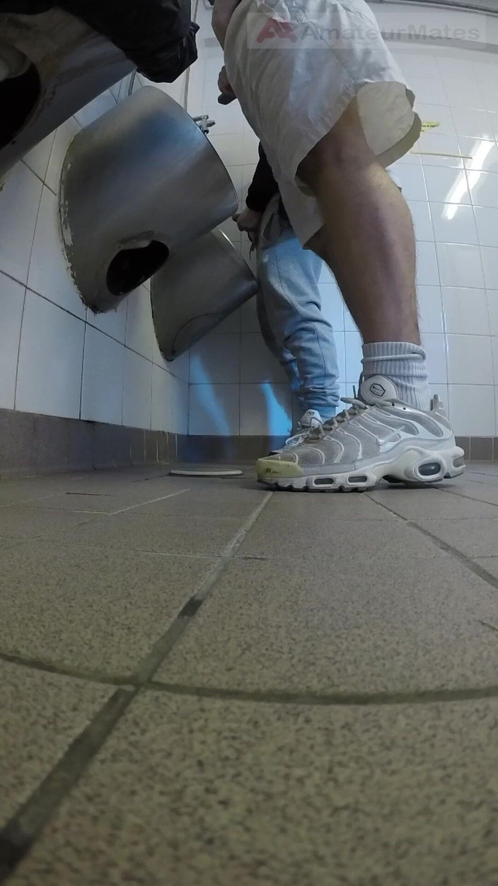 AmateurMates: 穿着运动鞋的业余男孩在公共厕所的小便池里手淫并尝试手淫