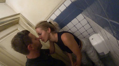 Sinners World: Špinavá rychlovka v koupelně - Cherry Kiss